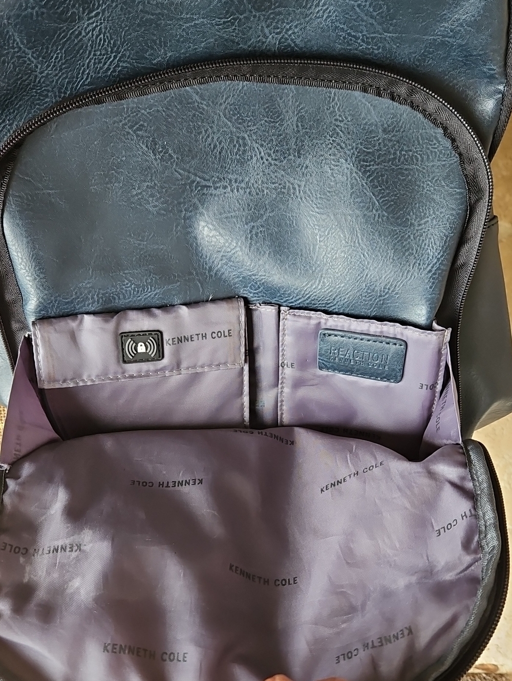 Kenneth Cole Reaction Back To School Dark Blue Unisex Charging Port Backpack - Picture 7 of 8
